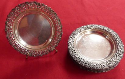 Dix petites ASSIETTES en métal argenté, l'aile...
