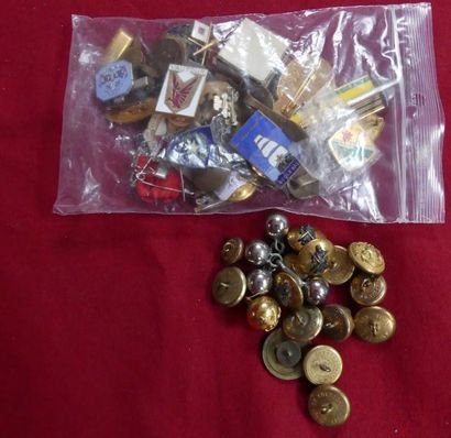 Lot de BOUTONS et INSIGNES divers.