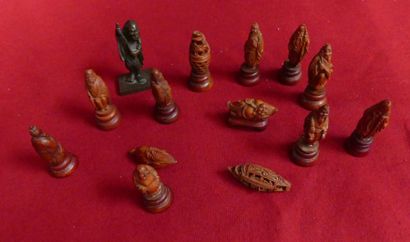 Lot de SUJETS miniature en bois exotiqu sculpté...