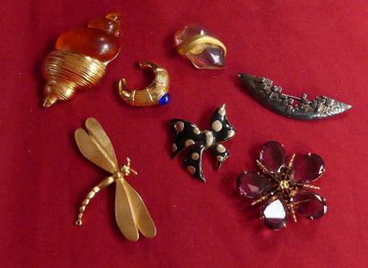 Lot de BROCHES dont Dior, Boucheron, Lanvin,...