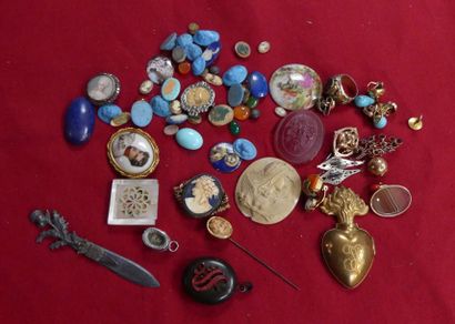 Lot de BROCHES cabochons, signets, bijoux...