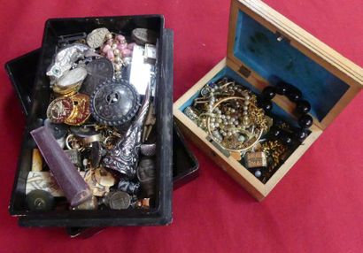 Deux COFFRETS et leur contenu de BIJOUX FANTAISIES...