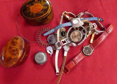Lot de MONTRES et BOITES.