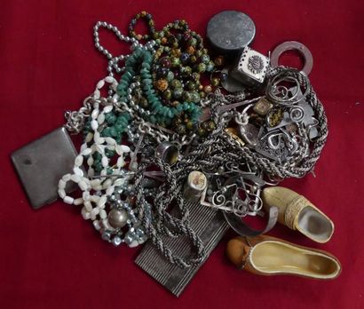 Lot de COLLIERS, ETUIS, CHAINES et diver...