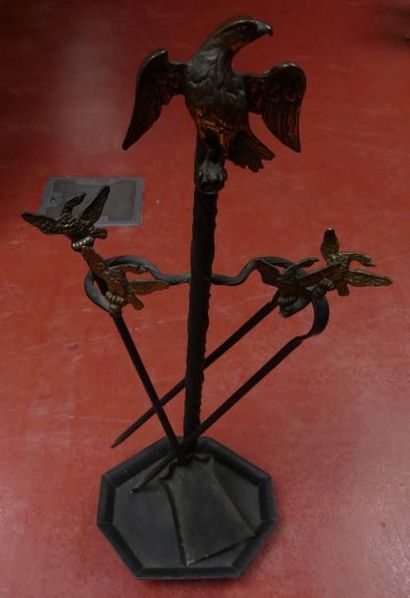 NECESSAIRE de CHEMINEE à décor d'aigles.