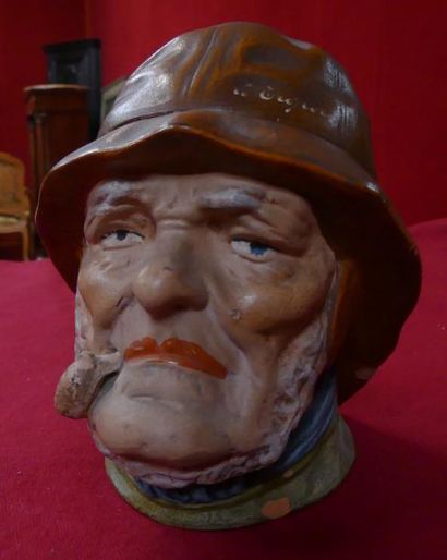 Pot à tabac en terre cuite figurant une tête...