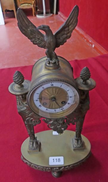 PENDULE en bronze, le cadran émaillée, signé...