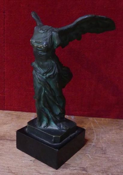 Petit bronze figurant la Victoire de Samothrace....