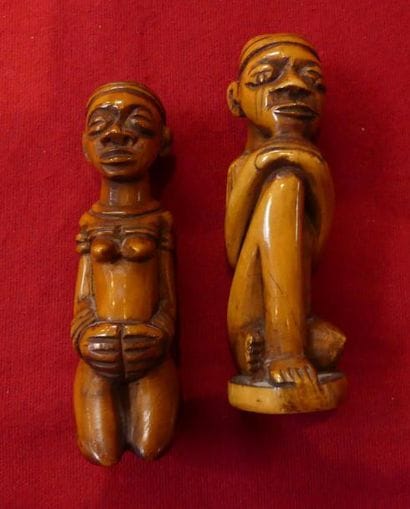 Deux sujets en os, travail africain. 