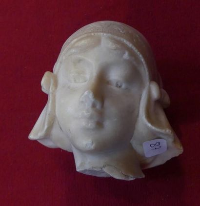 Petite tête de jeune fille en albâtre (accident)....
