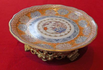 Assiette Japon, monture bronze. 