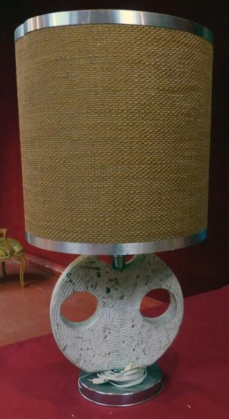LAMPE en métal et comblanchien, le pied ajouré,...
