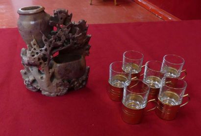 Porte pinceau en pierre de lard, et six verres...