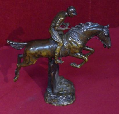 TUSCA. Jockey à l'obstacle. Sujet en bronze...
