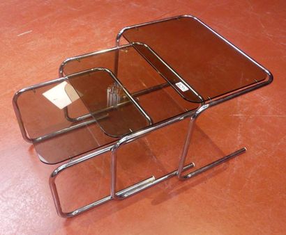 *Suite de trois tables gigognes, piétement...
