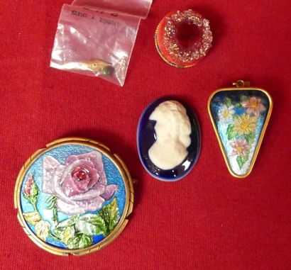 Lot de broches en émaux de Limoges, pendentifs...