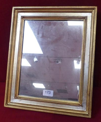 Miroir moderne en bois doré et argenté. 