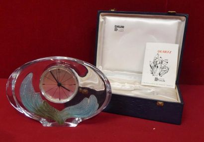 DAUM. Pendulette en cristal, application...