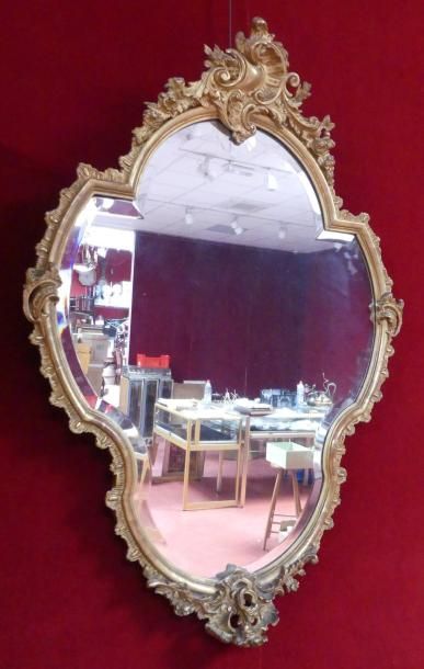 GLACE en bois stuqué doré, le miroir biseauté,...