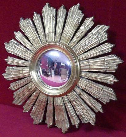 Miroir sorcière rayonnant en bois doré. 
