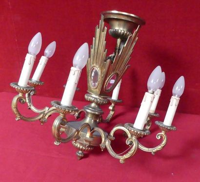 Lustre en bronze à huit bras, à décor de...