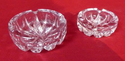 SAINT-LOUIS. Deux cendriers en cristal. 