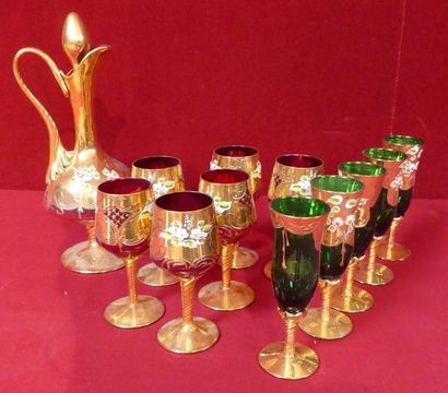 MURANO. Aiguière et six verres à pied rouge...
