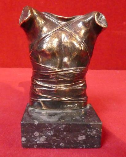 MITORAJ. Petit torse en bronze. 10,5 cm....