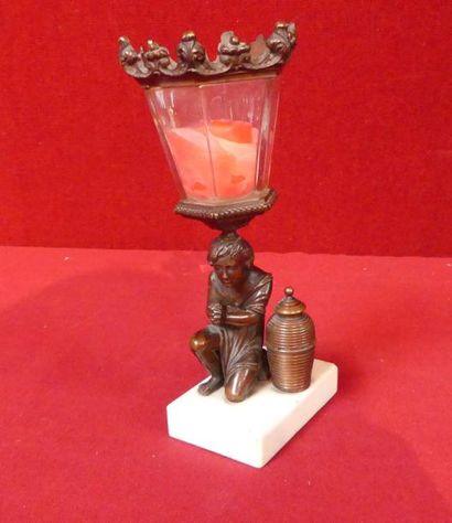 Veilleuse en bronze, le pied figurant un...
