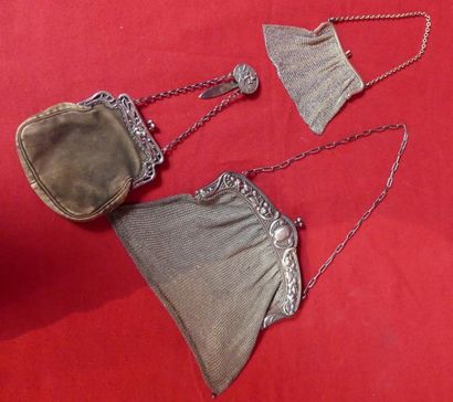 Deux sacs en maille et un petit sac en peau....