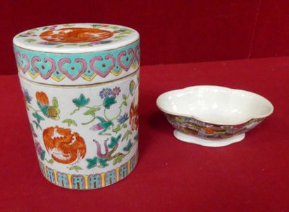 BOÎTE en porcelaine type famille verte et...