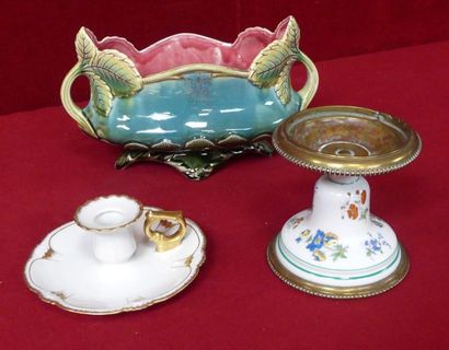 JARDINIERE en barbotine à décor feuillagé,...