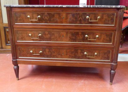 COMMODE en placage d'acajou, plateau de marbre...