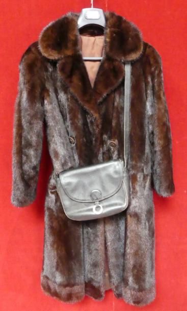 MANTEAU de VISON et SAC Lancel en cuir noir...