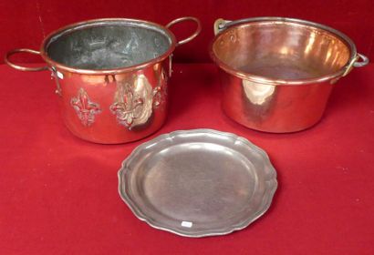 FAITOUT en cuivre à décor de lys, bassine...