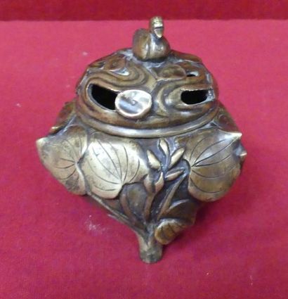 BRULE-PARFUM en bronze à décor de lotus,...