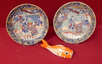 Paire de PLATS en Satsuma et APPLIQUE en...