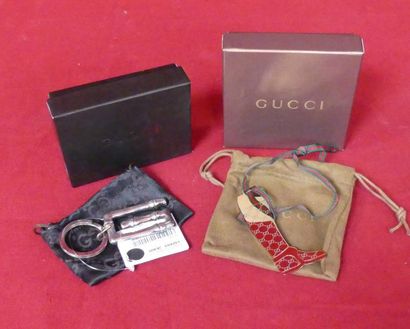 GUCCI. Porte-clef en métal argenté façon...