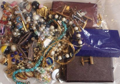 *Lot de bijoux fantaisie et médailles. 