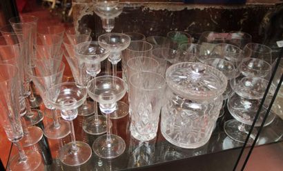 *Lot de verres en cristal de modèles divers,...