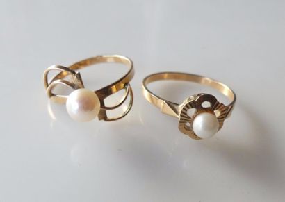 LOT de DEUX BAGUES en or jaune et perles....