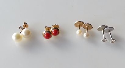 LOT de QUATRE PAIRES de PUCES d'oreilles,...