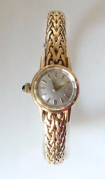 MONTRE BRACELET de dame en or jaune, le boitier...