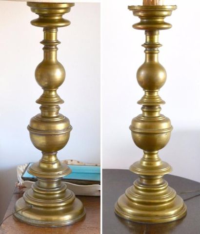 Paire de PIQUE-CIERGES en bronze, le fût...