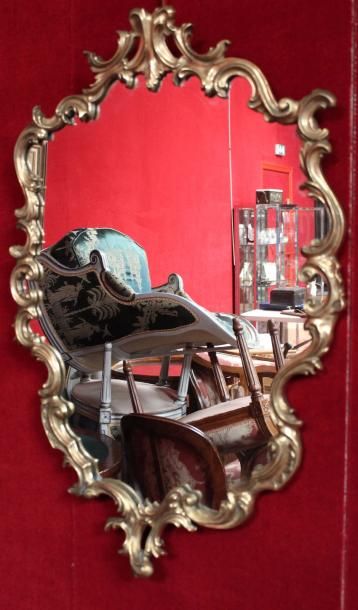 MIROIR encadrement bronze, style Louis XV....