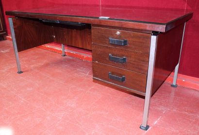 MIM. BUREAU à trois tiroirs, en caisson,...