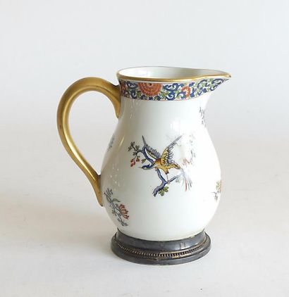 LIMOGES. POT à EAU en porcelaine à décor...