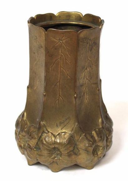 Léon KANN (1859-1925) POT en bronze doré,...