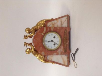 Pendulette en marbre rose et régule, le cadran...