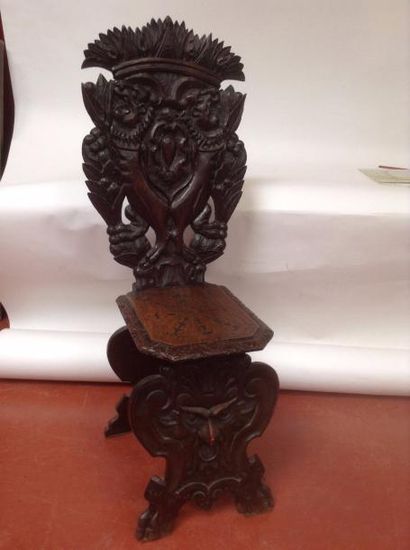 Curieuse CHAISE en bois sculpté de lions...